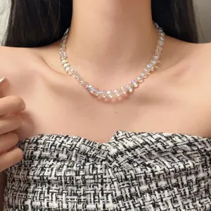 Transparante hartjes kralen ketting close-up detailopname, minimalistische dames choker.