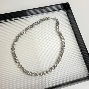 Transparante grijze hart kraal ketting detail, elegante stijlvolle ketting accessoire.