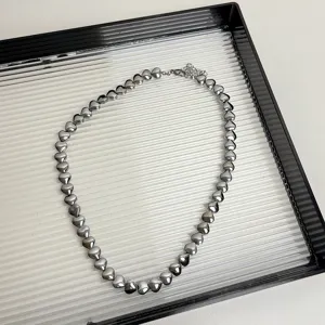 Minimalistische antracietkleurige hartjes kralen ketting elegante dames sieraden