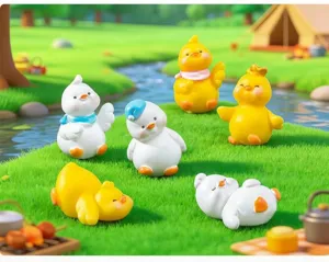 Détail de figurines de canards en résine mignons avec des poses assises et allongées.