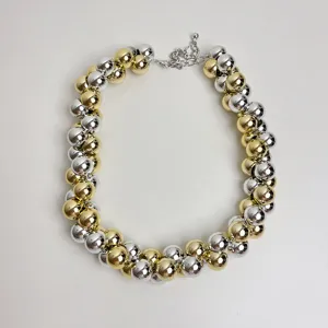 Klobige Metallkugel Cluster Halskette in Gold und Silber, Statement Modeschmuck Detail.