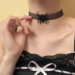 Collier ras de cou araignée en résille noire style gothique punk bijoux fête de Halloween femme.