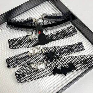 Collier ras de cou gothique Halloween chauve-souris araignée, vue détaillée en résille dentelle.