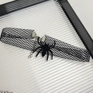 Vue détaillée du collier ras de cou araignée en résille noire gothique, bijoux punk d'Halloween.