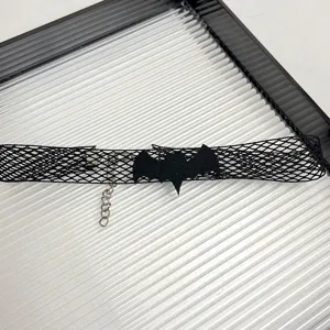 Collier ras de cou chauve-souris en filet noir, vue détaillée avec chaîne métal.