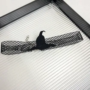 Collier ras du cou en filet noir avec chapeau de sorciere detail ras du cou gothique
