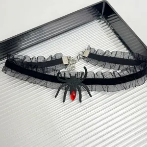 Collier ras du cou araignée en dentelle noire gothique avec pendentif pierre rouge mystérieux.