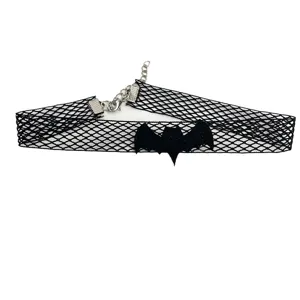 Détail en gros plan du collier ras-de-cou gothique en filet noir avec pendentif chauve-souris.