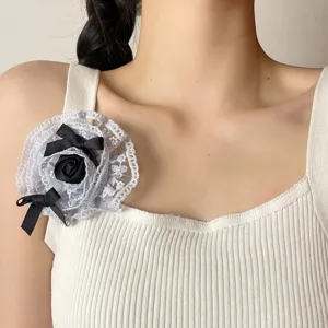 Broche et pince à cheveux fleur de rose en dentelle française avec nœuds noirs élégants