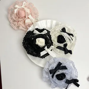 Broche et pince à cheveux rose en dentelle française, détail élégant et accessoire vintage.