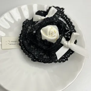 Broche pince à cheveux fleur rose en dentelle française noir avec nœud blanc élégant