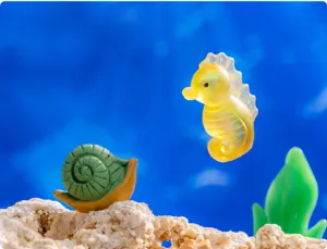 Figurines miniatures en résine d'hippocampe et d'escargot pour décoration d'aquarium.