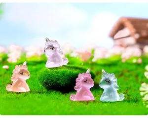 Miniatuur eenhoorn beeldjes voor DIY microlandschap sprookjestuin decoratie en auto ornamenten.