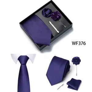 Set cravatta viola da uomo con fazzoletto da taschino fiore all'occhiello e fermacravatta matrimonio.