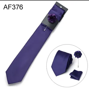 Set cravatta viola tinta unita da uomo con fazzoletto da taschino e fiore per matrimonio e affari.
