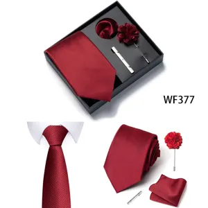 Set cravatta fazzolleto fiore da risvolto e fermacravatta bordeaux elegante