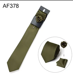 Set cravatta uomo verde oliva con fazzoletto da taschino e spilla fiore per matrimonio affari.