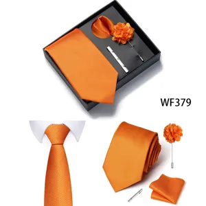 Set cravatta uomo arancione con pochette fiore all occhiello e fermacravatta per matrimonio.