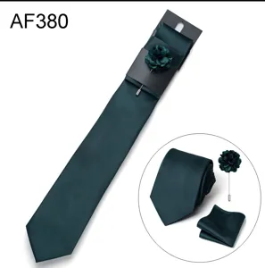Set cravatta uomo verde scuro con fazzoletto da taschino e fiore per matrimonio ed affari.