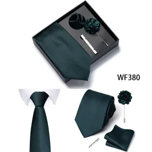 Set regalo cravatta uomo verde scuro con fazzoletto fiore all'occhiello e fermacravatta.