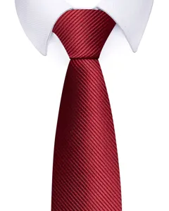 Detailaufnahme einer klassischen roten Krawatte mit feiner Textur für Herrenbekleidung.