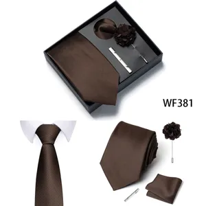 Set cravatta marrone da uomo con pochette fiore da risvolto fermacravatta matrimonio