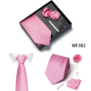 Dettaglio set cravatta rosa uomo con scatola regalo, fazzoletto, fiore e fermacravatta.