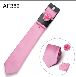 Dettaglio del set di cravatte rosa con tessuto jacquard tinta unita, fazzoletto e fiore.