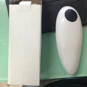 Abrelatas eléctrico con cuerpo blanco y botón negro para un uso diario muy práctico.