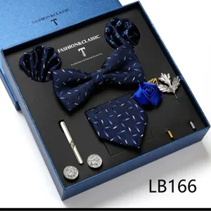 Gedetailleerd overzicht van de blauwe herenstropdas set in geschenkdoos voor zaken.