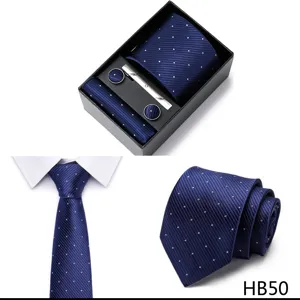 Détail du coffret cadeau cravate bleue à motifs avec pochette, boutons de manchette assortis.