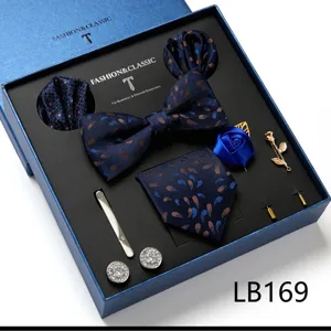 Gedetailleerd overzicht heren pak accessoire set met vlinderdas pochet en broche