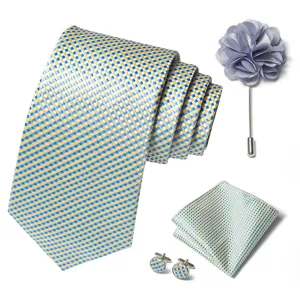 Conjunto de corbata de cuadros azules y amarillos para hombre con pañuelo y gemelos.