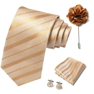 Detalle del conjunto de corbatas a rayas doradas para hombres con textura y accesorios elegantes.