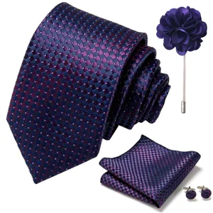 Vista detallada de un conjunto de corbata morada a cuadros pañuelo alfiler y gemelos para hombre.