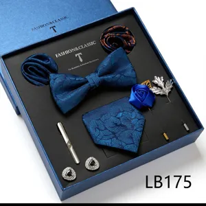 Blauwe bloemige jacquard heren pak accessoire cadeaupakket met vlinderdas en manchetknopen.