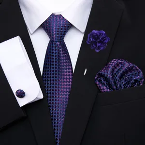 Detalle del juego de corbata a cuadros morados para hombre, con pañuelo y gemelos elegantes.