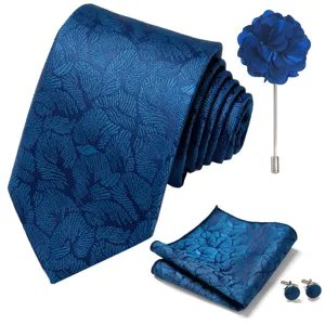 Vista detallada en primer plano del elegante conjunto de corbata jacquard floral azul.
