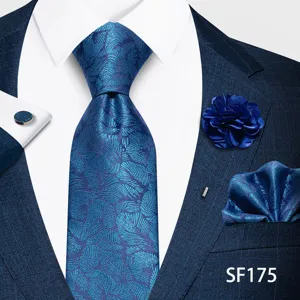 Primer plano del elegante juego de corbata para hombre azul con patrón floral y textura.