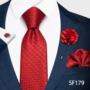 Detalle de set de corbata roja para hombre, cuatro piezas con corbata, pañuelo, flor y gemelos.