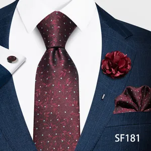 Vista detallada del conjunto de corbata burdeos para hombre con pañuelo y flor de solapa.