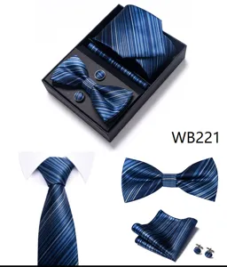 Gedetailleerd overzicht van de blauwe gestreepte heren stropdas en vlinderdas geschenkset.