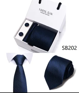 Klassieke donkerblauwe zijden stropdas set met pochet en manchetknopen in luxe geschenkdoos.