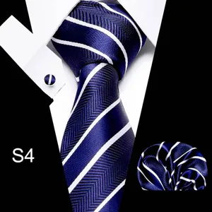 Gedetailleerd overzicht van de blauwe gestreepte stropdas set voor heren met klassiek patroon.
