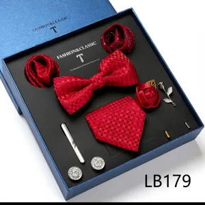 Detailoverzicht van rode florale jacquard heren pak accessoire cadeau set met vlinderdas en broche.