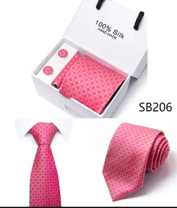 Detail van roze herenzijden stropdas set met stropdas, pochet en manchetknopen in geschenkdoos.