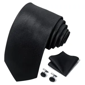Zwarte stropdas pochet en manchetknopen detailweergave voor heren formele accessoires.