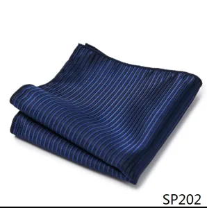 Gedetailleerd overzicht van het donkerblauwe gestreepte pochet met fijne textuur en nette vouw.