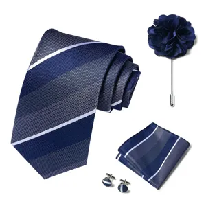 Vista detallada de corbata de rayas para hombre, pañuelo de bolsillo y gemelos elegantes.
