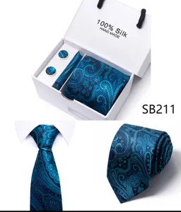 Gedetailleerd overzicht van de luxe blauwe paisley zijden stropdas set met manchetknopen.
